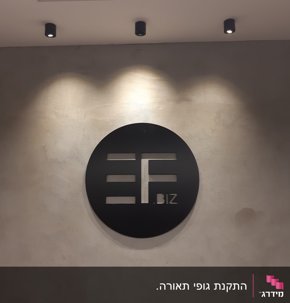 תאורה תקרה עם שלושה פנסים קטנים